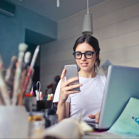 Woman at work looking at your Smartphone